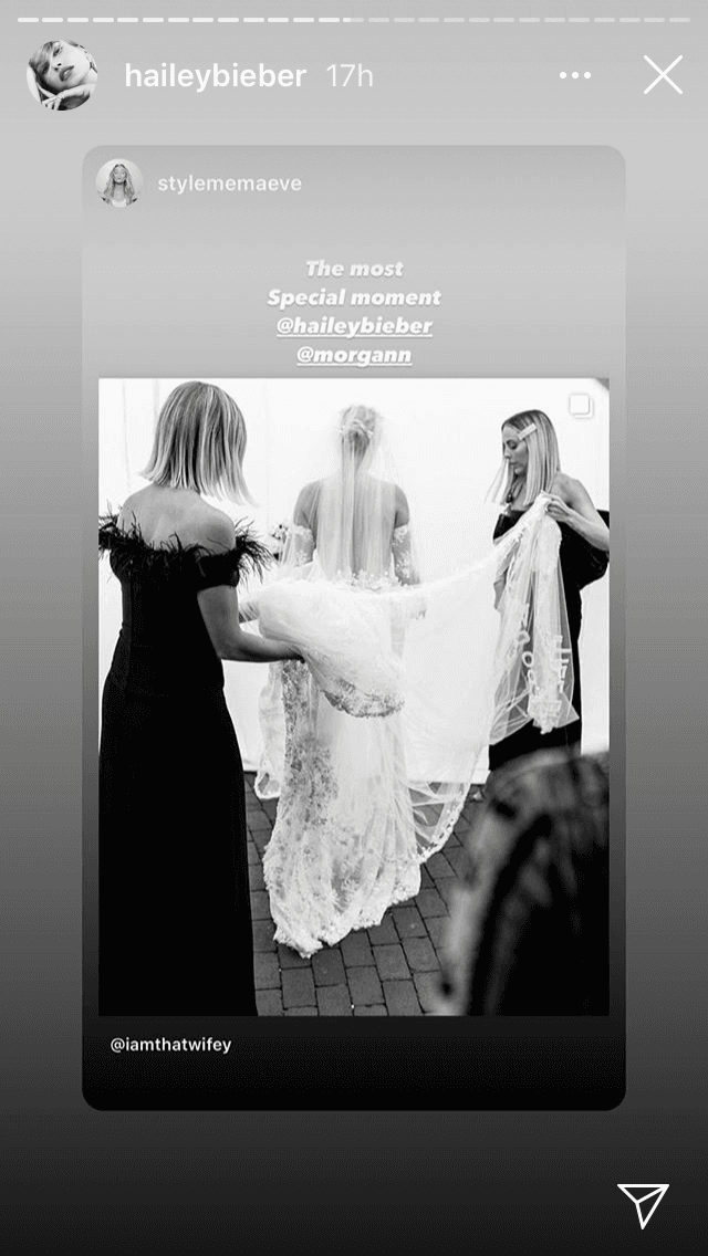 Compartió momentos de cuando estaba arreglándose con su elegante vestido antes de salir a comprometerse con su marido ante Dios. 
<br>