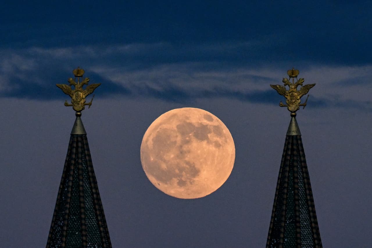 Así se vio la superluna este domingo en Moscú, Rusia.