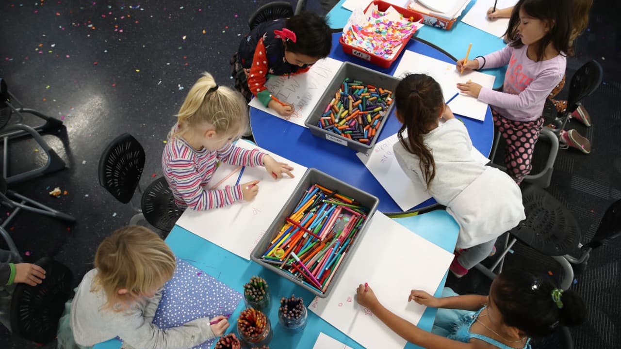 Escuelas Públicas de Chicago requerirán el uso de mascarillas y distanciamiento social en clases presenciales