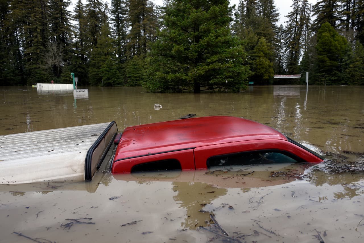 Esta camioneta quedó sumergida en las aguas del río Russian en Forestville, al norte de San Francisco, los últimos días de febrero, luego de que las torrenciales y constantes precipitaciones en el área desbordara las aguas hasta el poblado.
