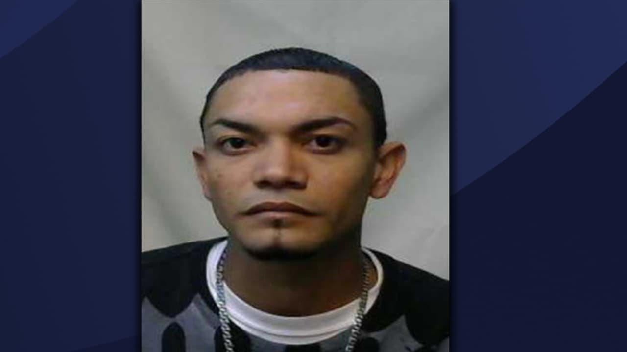 Jeffrey López Alameda es buscado por Asesinato y Ley de Armas con una fianza de $1 millón.