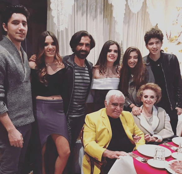 Alejandro Fernández 
<b><a href="https://www.univision.com/famosos/el-potrillo-valora-a-la-familia-como-lo-unico-que-necesita-tras-la-emotiva-noche-con-su-padre-e-hijo-en-latin-grammy-fotos" target="_blank">es padre de cinco hijos</a></b>: Alex, Camila, América, Emiliano y Valentina. 
<br>