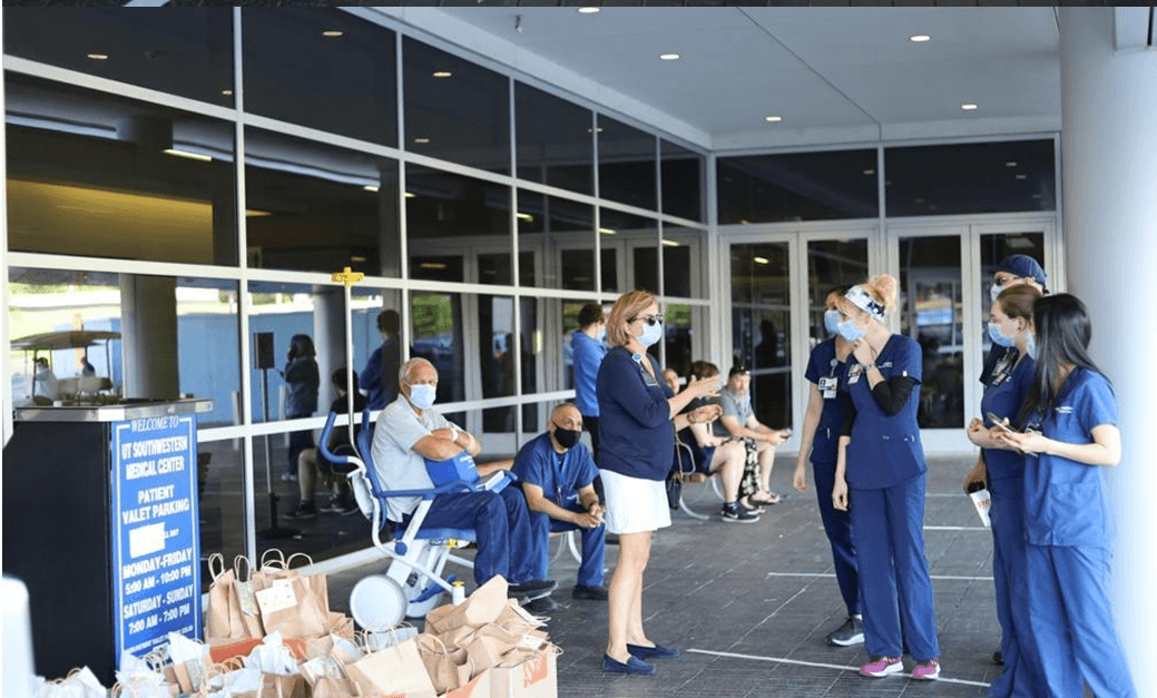 Compartieron con el equipo de héroes que luchan contra la 
<a href="https://www.univision.com/local/dallas-kuvn/multimillonario-reembolso-de-allstate-a-clientes-ante-efectos-de-pandemia-por-el-coronavirus">pandemia</a>.