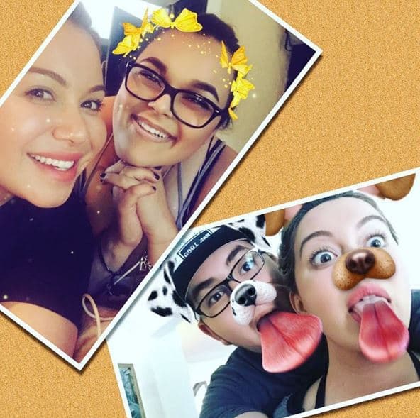 En snapchat hace divertidas poses con sus hermanos.