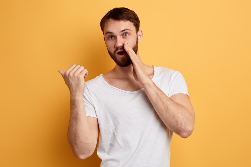 Debes ser cauteloso con tus palabras, sobre todo si es algo muy íntimo o relacionado con la vida familiar o de pareja, pues pueden acercarse personas que no son totalmente confiables. No significa que te vuelvas desconfiado, sino más bien sé prudente.