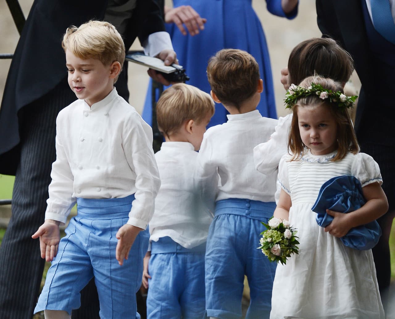 Durante el enlace, George fue paje, mientras que Charlotte fue una de las encargadas de llevar las flores. Para la ocasión los principitos utilizaron looks azul cielo de la firma Amaia Kids.
<br>