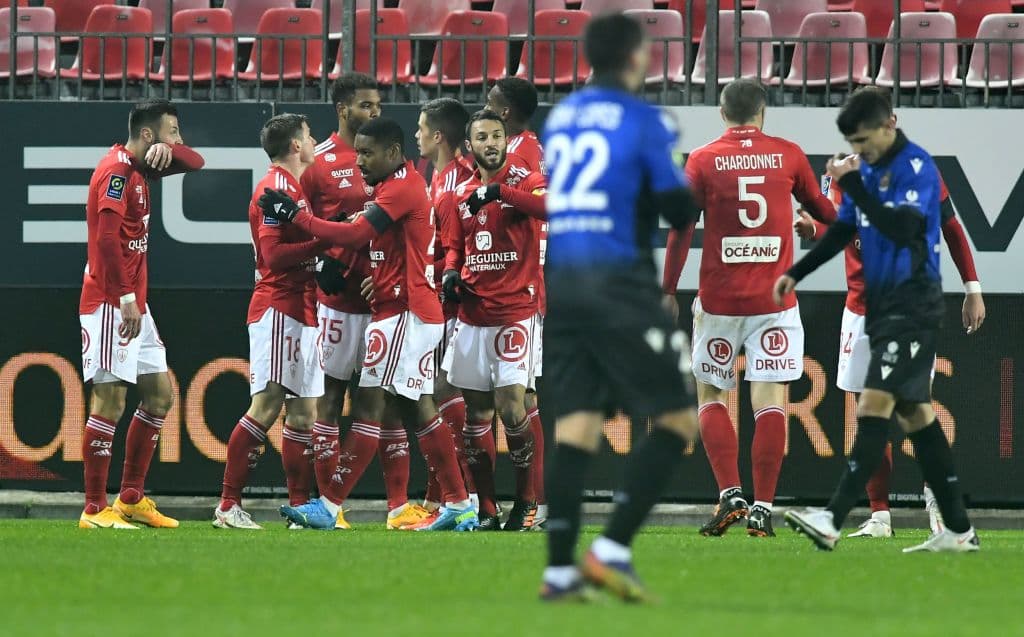 Stade Brestois venció en casa 2-0 al Nice. Cierran la jornada a media tabla con 26 y 22 unidades, respectivamente.