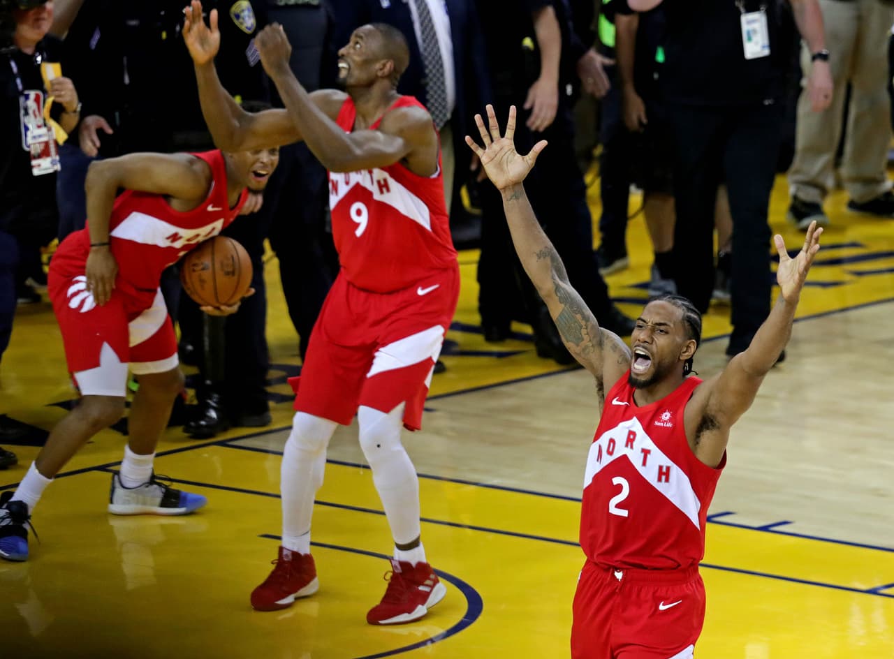 Los Toronto Raptors fueron, por récord, el segundo mejor equipo de la NBA y tras una exitosa, larga y desgastante Postemporada, lograron imponerse a los Golden State Warriors, el amplio favorito para refrendar su título. Dada la gran hazaña que acaban de conseguir los canadienses, así fue como festejaron en la casa del equipo más dominante de la NBA en los últimos cinco años.