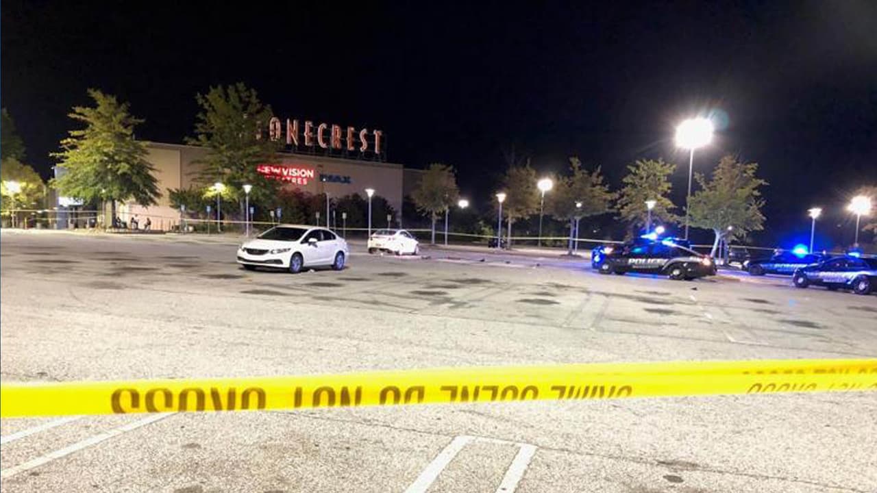 Tiroteo fuera de centro comercial del área de Atlanta deja un muerto