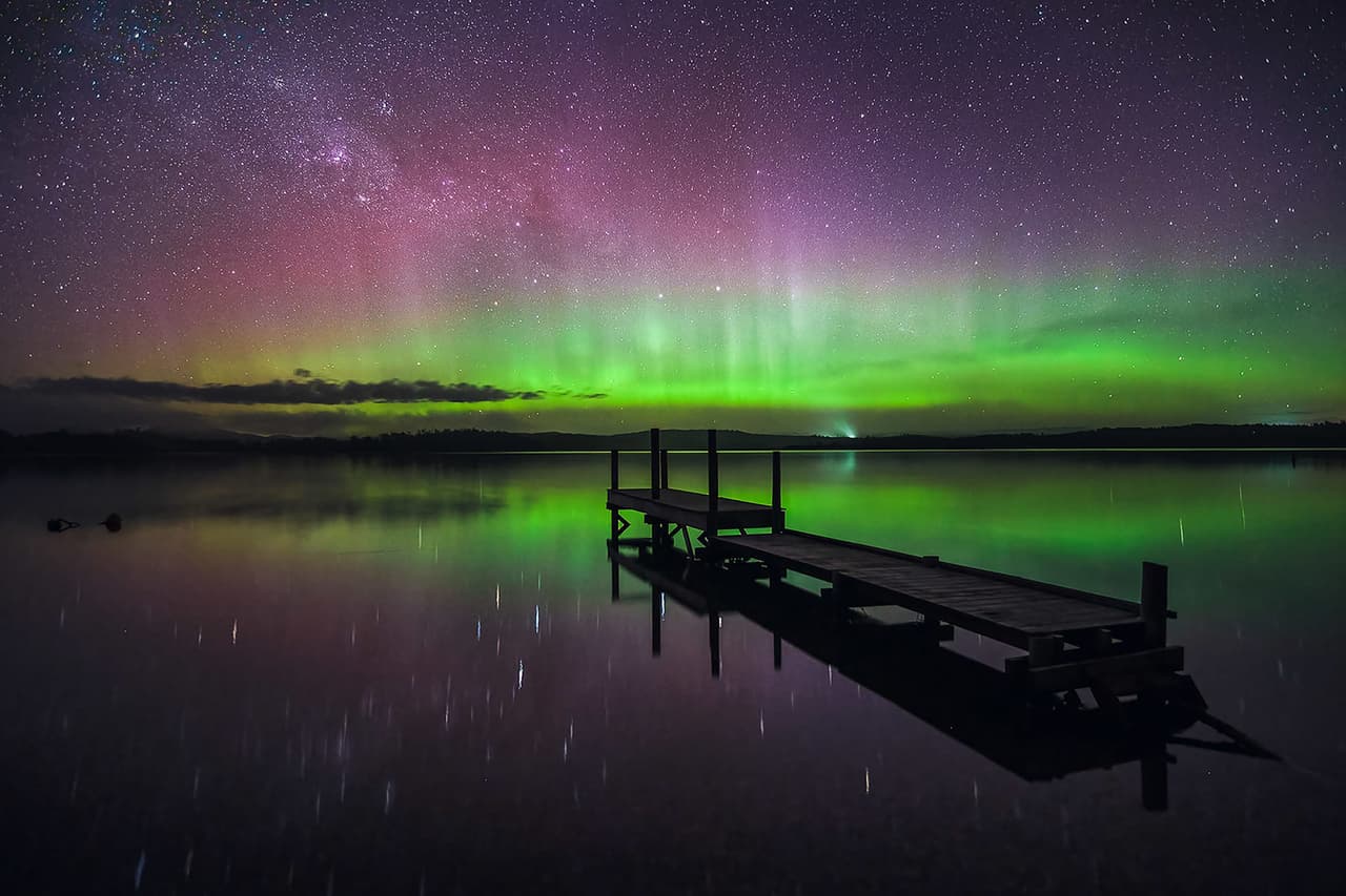 <b>‘Aurora Australis’</b>
<br>
<br>
<b>Tasmania, Australia</b>
<br>
<br>“Tasmania es el estado más al sur de Australia. Además de tener hermosas costas, selvas tropicales que son patrimonio de la humanidad y parques nacionales hermosos para fotografiar, también tenemos la ventaja adicional de poder presenciar las auroras más intensas del país”, explicó el autor.
<br>
<br>Otro requisito para ver las auroras boreales es un cielo oscuro, lejos de la contaminación lumínica, según explica 
<i>Capture the Atlas.</i>