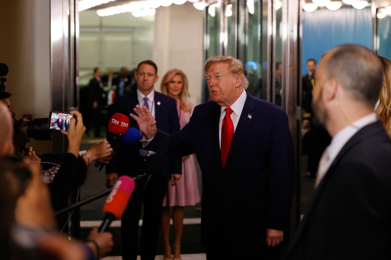 El presidente de Estados Unidos, Donald Trump, habla con los medios de comunicación a su llegada a la 81.ª sesión de la Asamblea General de las Naciones Unidas en la sede de la ONU, el martes 22 de septiembre de 2026.