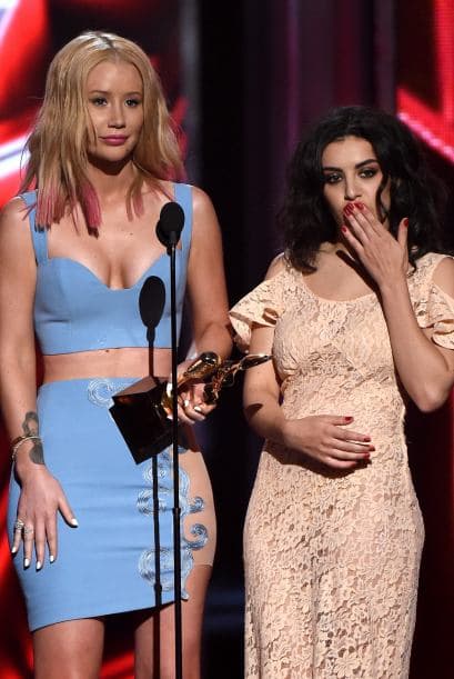 Iggy Azalea también subió al escenario para mostrarse despampanate.