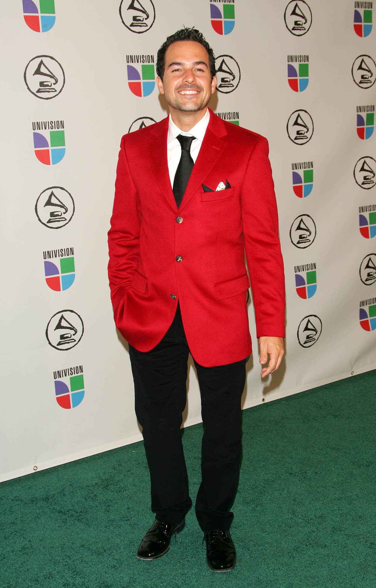 Carlos es un hombre muy extrovertido, por lo que no le da miedo jugar con los colores y vestirlos en galas importantes como en esta ocasión con su saco rojo en los Latin GRAMMY en 2006 que se llevaron a cabo en Nueva York.