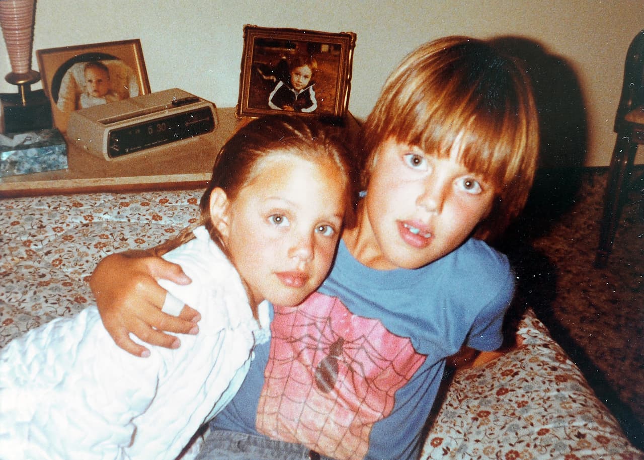 Angie con su hermano James. ¡Muy güerita!