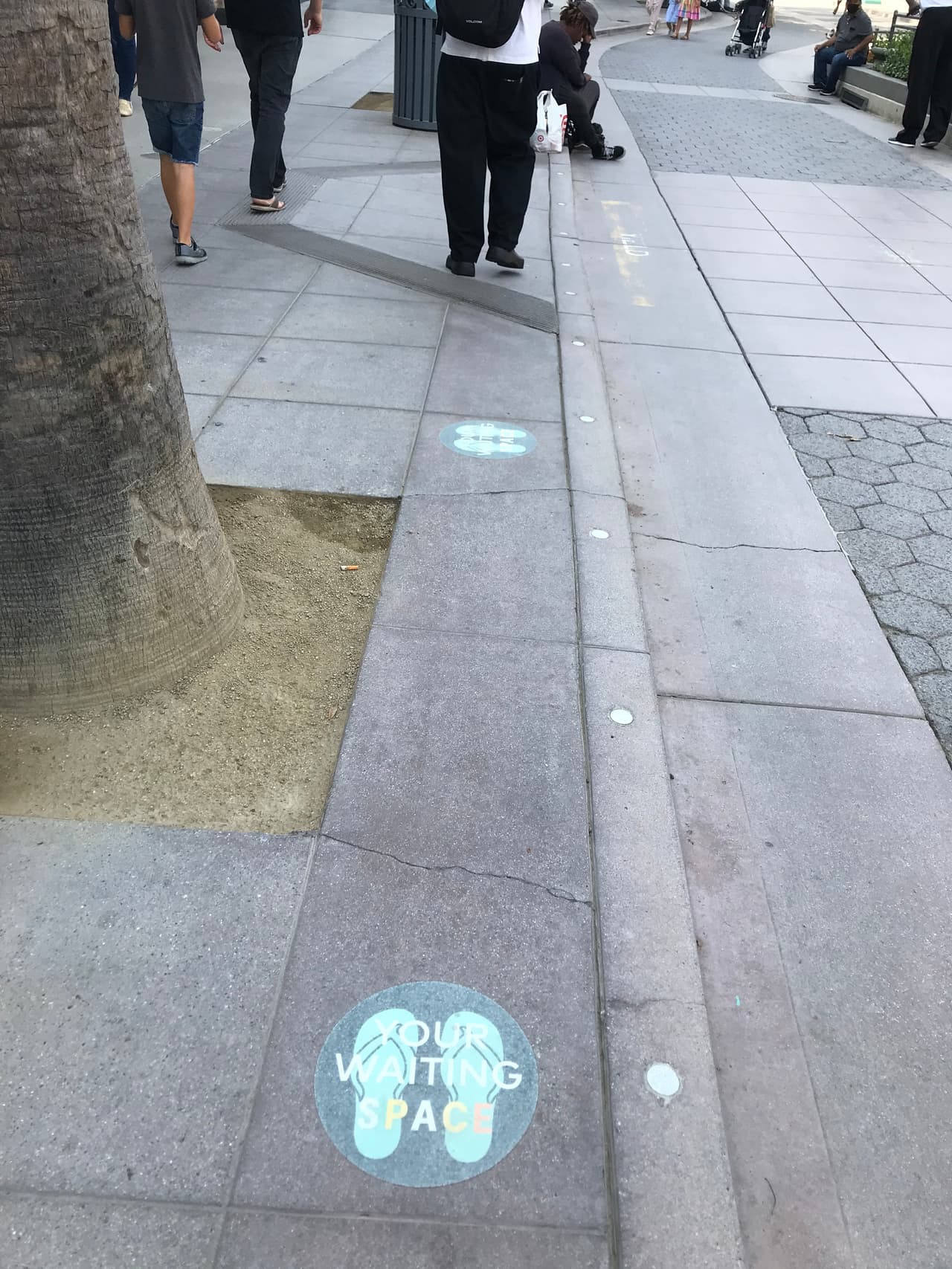 En las aceras ahora también tienes que respetar los espacios en donde te puedes parar. La iniciativa de la ciudad en el sur de California, busca evitar las aglomeraciones de personas frente a las tiendas del corredor.