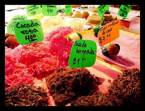 <b>Cocadas. </b>Este dulce (que
<a href="https://es.wikipedia.org/wiki/Cocada_(dulce)">también se prepara en España y otros países de América Latina</a>), se distingue en México por su variedad: puede prepararse tostada u horneada, con leche, de distintos colores y también se preparan con ella higos o limones rellenos de cocada. Foto:
<b><a href="https://www.flickr.com/photos/xgacela/">Ana Paula Tello</a> / Flickr. </b>