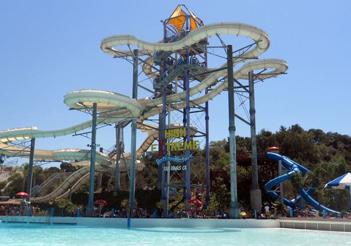 Raging Waters (San Dimas, California): con atracciones con nombres como Triángulo de las Bermudas o Agujero Negro, hay una oferta especial para los más audaces y para los que disfrutan de bajar a toda velocidad por toboganes y túneles. Hay 3 parques Raging Water en todo el estado de California, pero el más recomendado es el de San Dimas, ubicado a unas 25 millas al este de Los Angeles