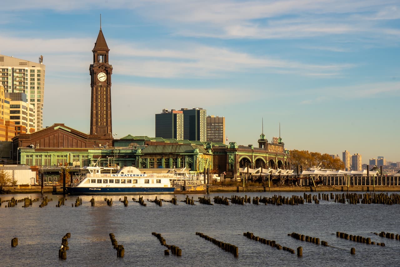 <b>Puesto 7: Hoboken, Nueva Jersey. </b>
<br>
<br>Los inquilinos de Hoboken han visto una 
<b>subida promedio en sus alquileres del 21.46% de un año al otro.</b> Pero su 
<b>tarifa de alquiler mensual promedio es de $4,264.</b>
<br>