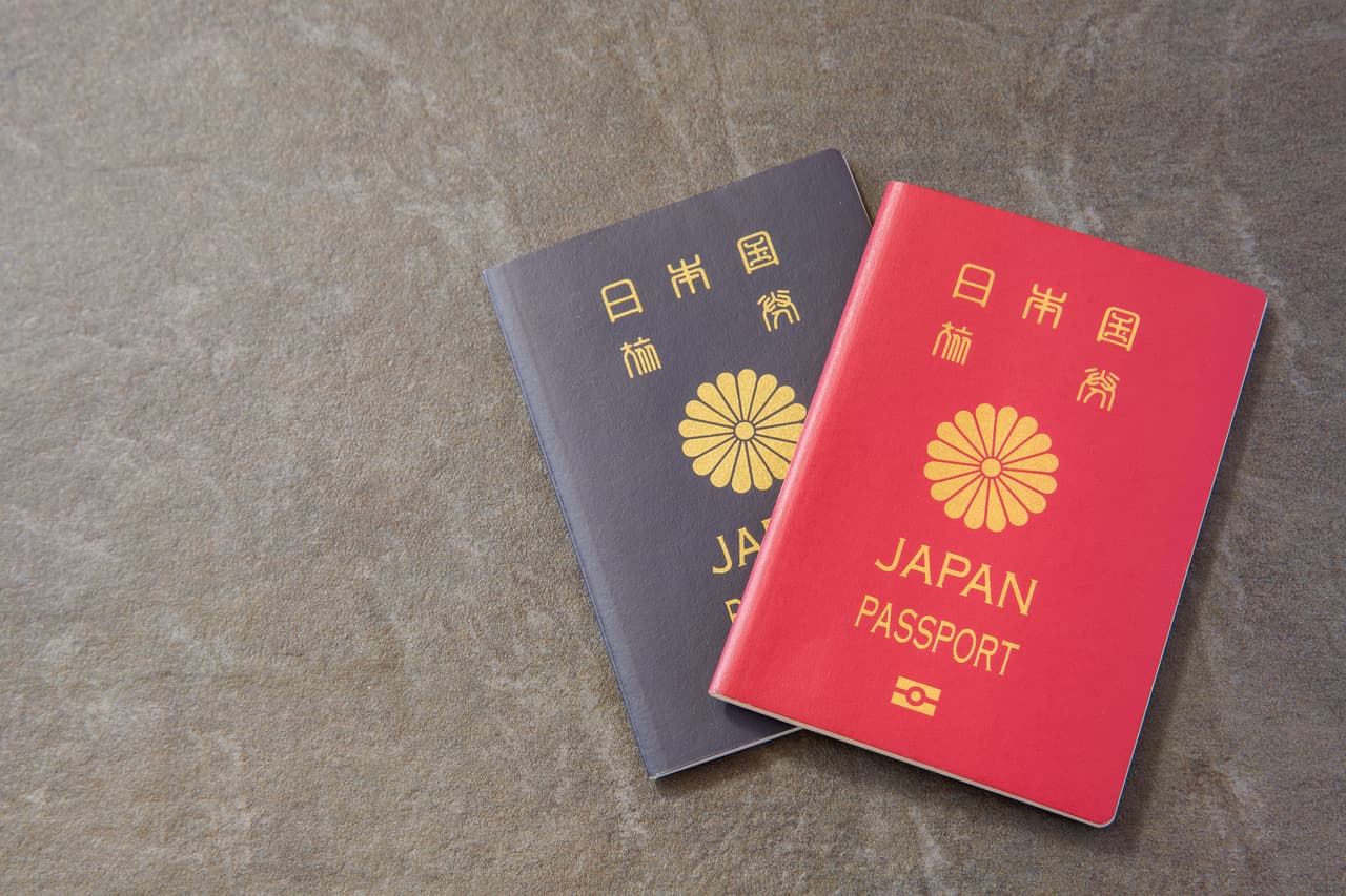 <h2 class="cms-H2-H2">1. Japón </h2>
<br>
<br>
<b>Puntuación: </b>193
<br>
<br>Japón ocupa el primer puesto del lista de Henley & Partners, que además sostiene que los viajes internacionales se encuentran en un 75% comparados con los niveles registrados antes de la pandemia de covid-19. Los portadores de un pasaporte japonés pueden ingresar a 193 naciones sin que se les pida un visado. 
<br>