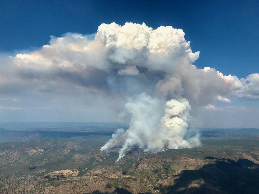<b><a href="https://inciweb.nwcg.gov/incident/7094/" target="_blank">Incendio Hidden</a>: </b>Hasta este lunes, el incendio ha consumido 6,100 acres de terreno y solo se ha contenido en un 74%. Autoridades indican que el incendio se desató el 25 de agosto, alrededor de las 4:15 pm. Un equipo de 226 personas le hacen frente al incednio que está cerca de Chalk Mountain y Skunk Tank Canyon. 
<br>