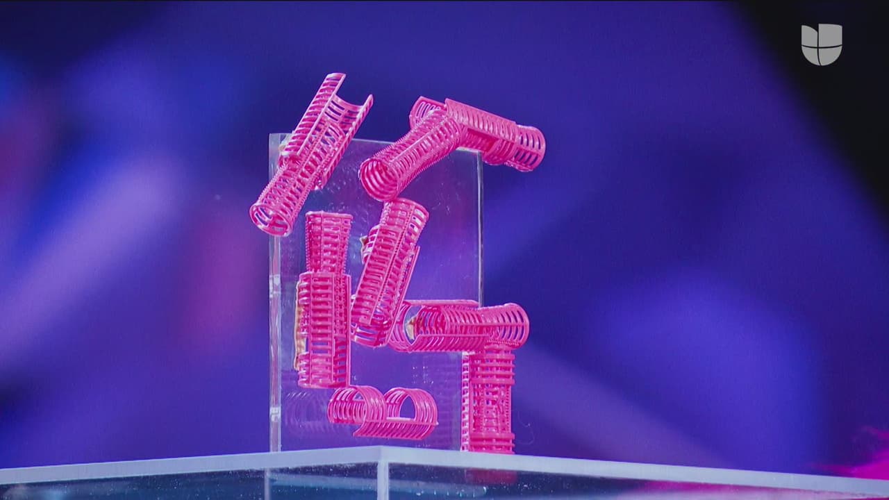 Y como pista física mostró unos tubos para peinar el cabello y explicó el significado de este objeto en su vida y carrera.