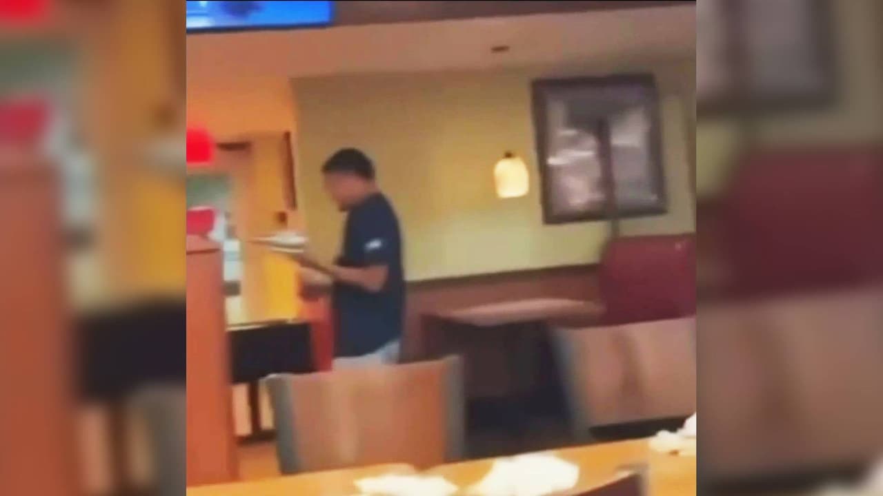 Gesto sorpresivo: cliente de restaurante en Dallas sale al rescate de una mesera abrumada 