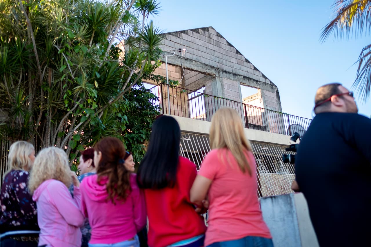 Residentes de Ponce frente a la residencia donde falleció Nelson Martínez. Víctor Huérfano, director de la Red Sísmica de Puerto Rico, indicó el lunes a la AP que estas series de temblores suelen producirse cuando la placa norteamericana y la placa del Caribe chocan cerca de Puerto Rico.