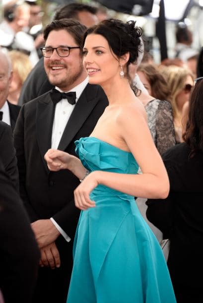 Los trajes que lucieron las damas en los Premios Emy demuestran que el arte de llamar la atención estaba concentrado en llevar y lucir cada pieza, regia, con detalles inesperados, como un toque de color o simplicidad de líneas. Telas suaves o flotantes, colores sosegados o llamativos, diseños sobrios o atrevidos. Míralos todos y ¡copia lo que más te guste!, ahora llega la temporada de fiestas y tú puedes lucir como las estrellas.