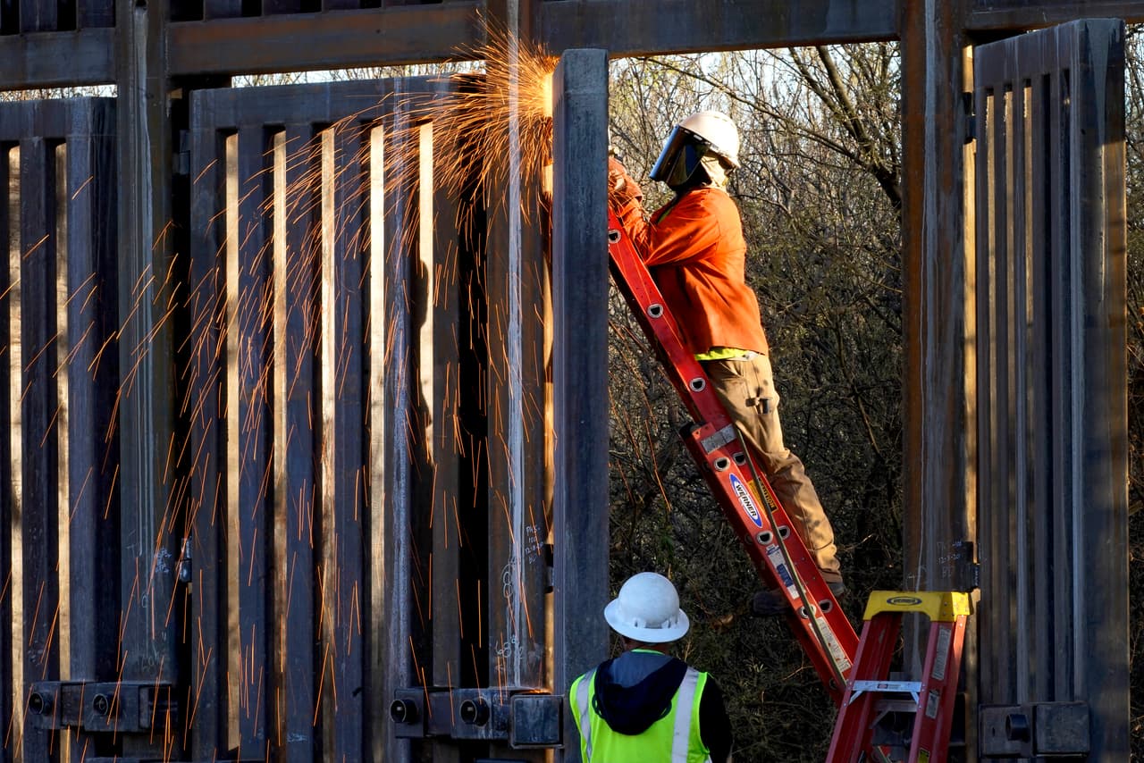 Un equipo trabaja en la construcción de una sección de la valla fronteriza entre EEUU y México en el Refugio Nacional de Vida Silvestre de San Bernardino, Arizona, el 8 de diciembre. La extensión del muro fronterizo, principalmente en refugios de vida silvestre propiedad del gobierno y en territorio indígena, ha provocado daños ambientales que los conservacionistas temen que sean irreversibles.
<br>