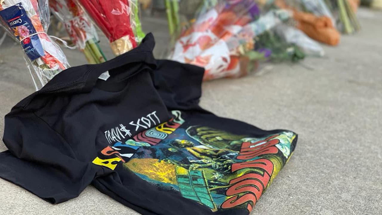 <a href="https://www.univision.com/local/houston-kxln/falta-por-identificar-a-una-de-las-victimas-mortales-del-festival-astroworld-de-houston-video">Travis Scott</a>, rapero y organizador del evento, dijo sentirse "devastado" por lo ocurrido y prometió trabajar con la Policía de Houston, así como apoyar a las familias de las víctimas.