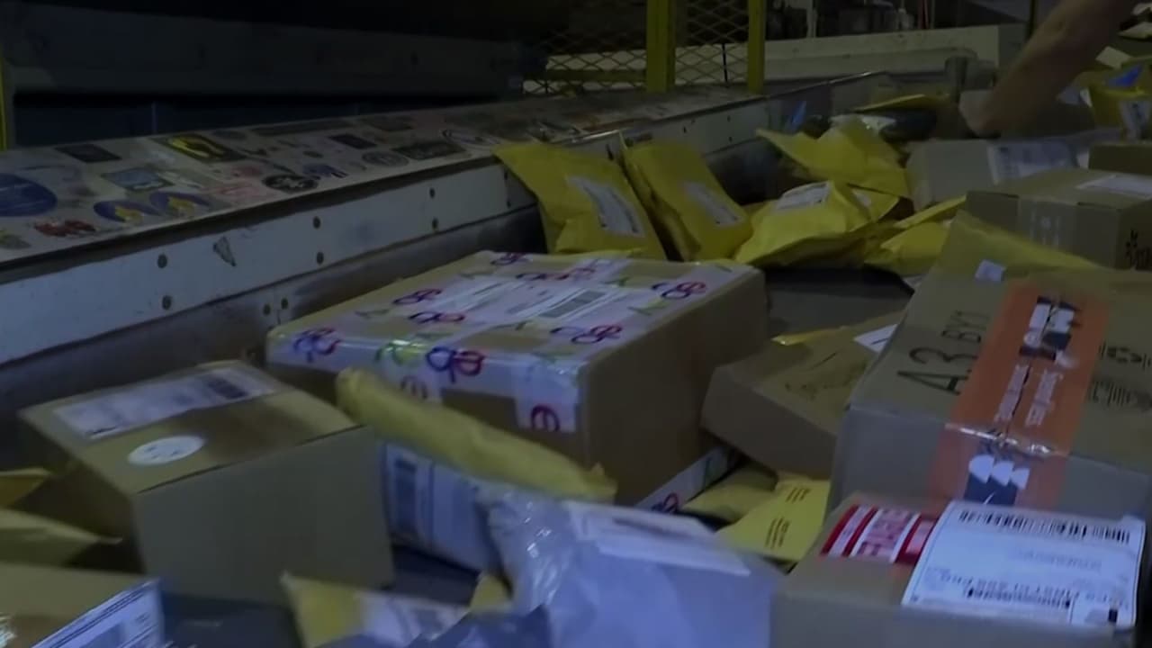 ¿Recibió un paquete que no pidió? Podría ser una estafa para robar sus datos