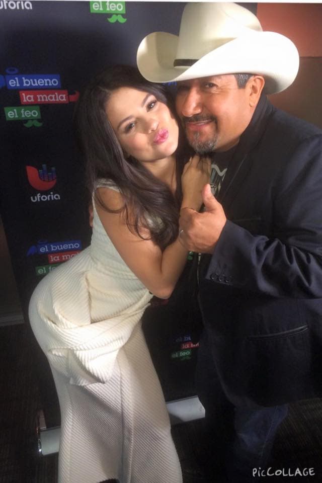 Al lado de Selena Gomez