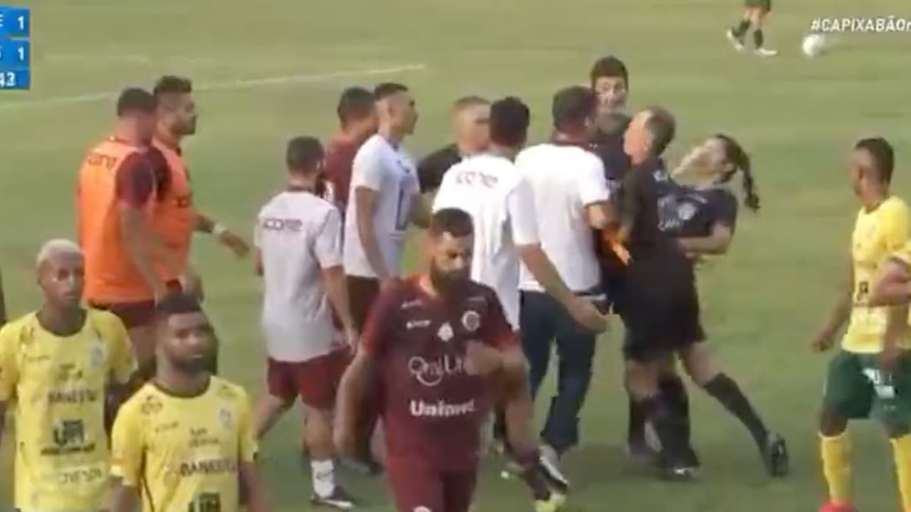 En Brasil un entrenador agrede a jueza de línea y lo despiden