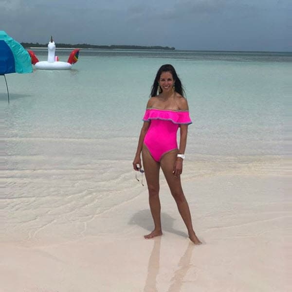 Giselle posó en traje de baño frente al mar muy sonriente.