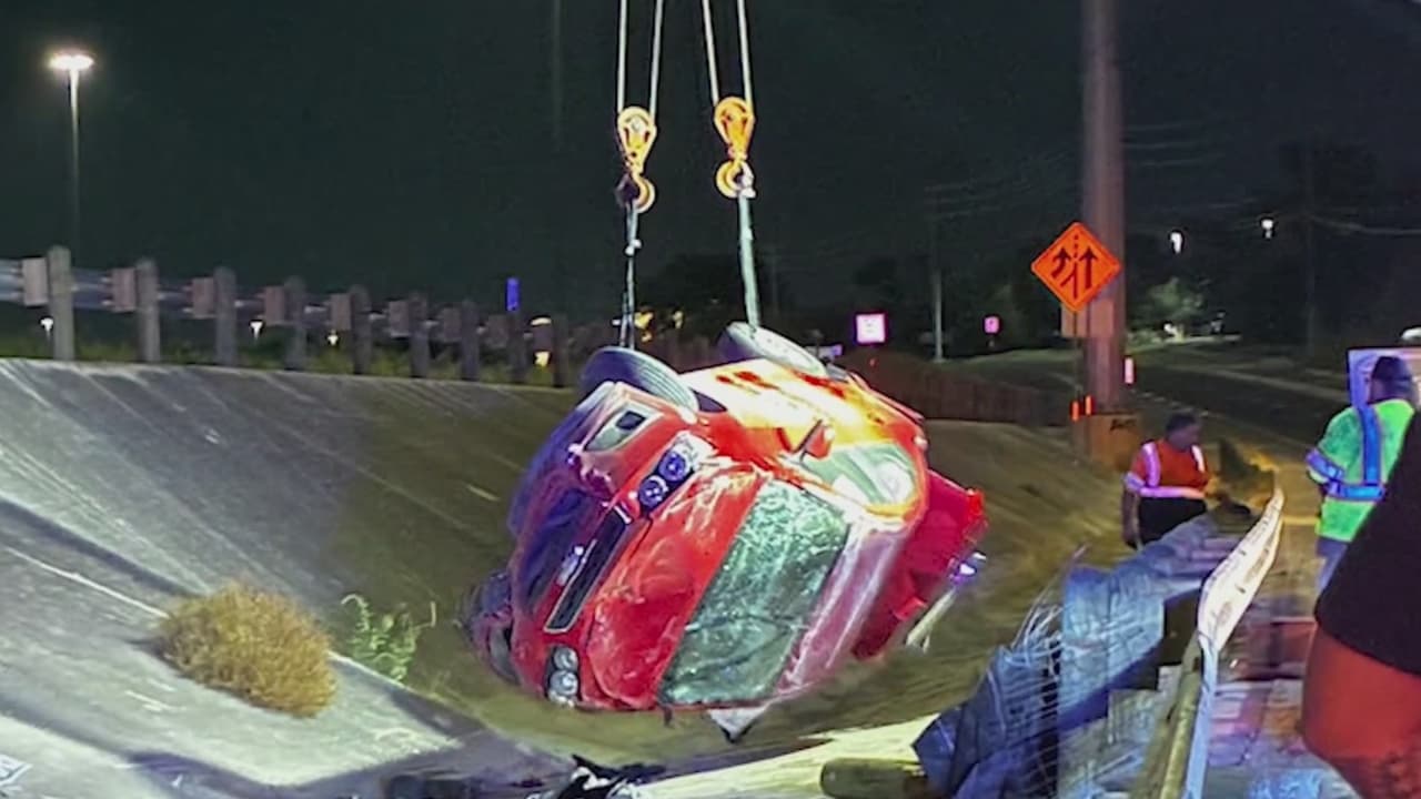 Joven sobrevive a aparatosa volcadura tras choque por alcance en carretera: el responsable huyó