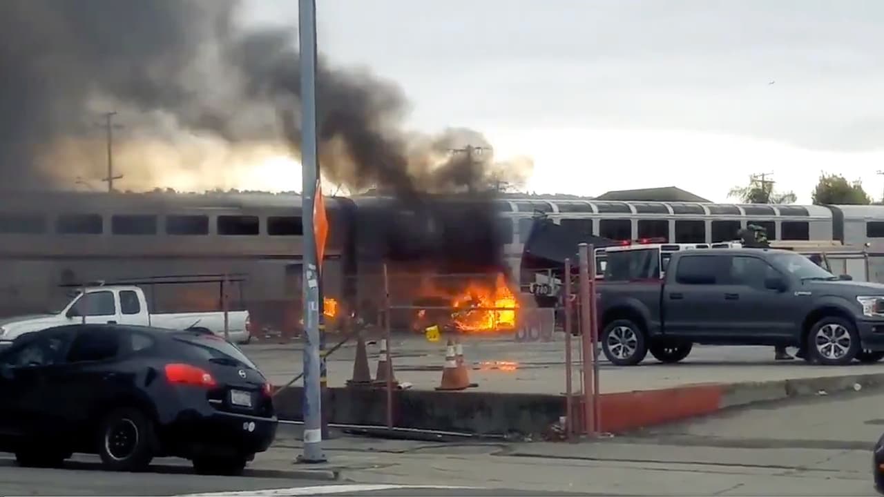 Tren de Amtrak destroza camioneta que quedó atorada sobre las vías en Oakland