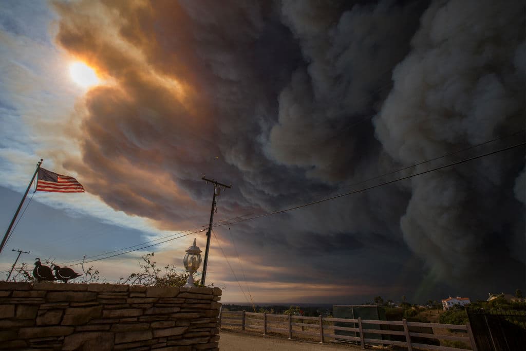 Una enorme columna de humo, impulsada por fuertes vientos, se cierra durante el Woolsey Fire en Malibú. David McNew/Getty Images