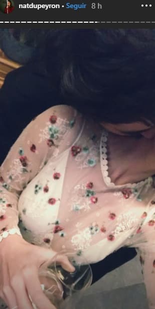 De acuerdo con su publicación en Instagram, la prenda fue diseñada por la firma española
<b><a href="https://immacle.com/" target="_blank"> Immaclé Novias</a></b>, dedicada a confeccionar a mano vestidos de estilo boho-chic.