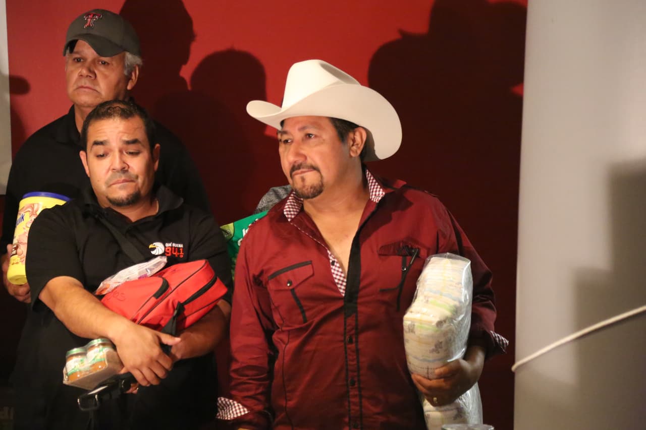Raúl 'El Pelón', Carla Medrano y El Feo ya están en Texas y quedaron sin palabras por ver el apoyo de todos sus radioescuchas en Dallas.