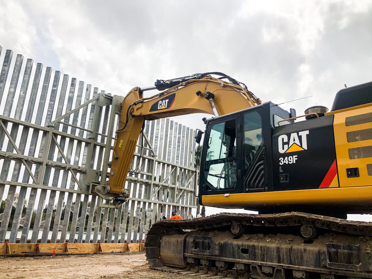 Parte del muro fronterizo privado en construcción en Mission, Texas.