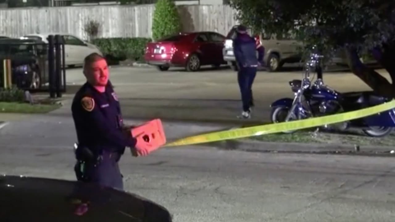 Balean a una mujer en la cabeza afuera de bar en Montrose: la policía de Houston busca a su novio