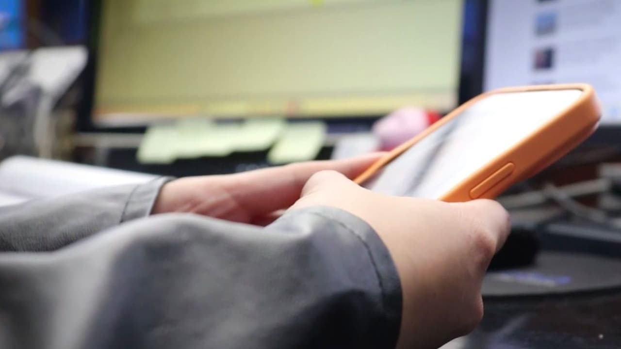 Gobernador Pritzker impulsa iniciativa para prohibir celulares en aulas de clase