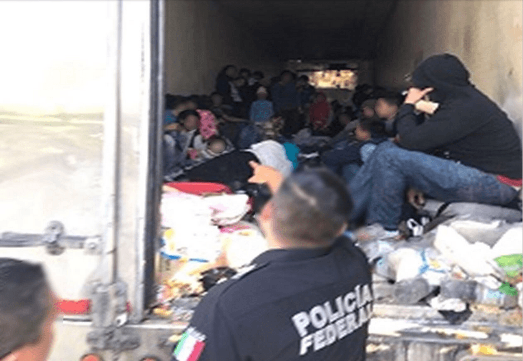 Escuchan gritos de auxilio y hallan a 100 migrantes centroamericanos dentro de un camión frigorífico en México