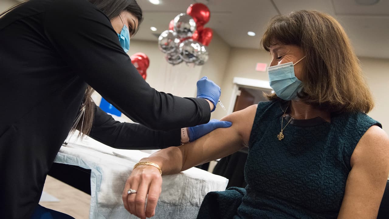 Al ser los trabajadores de salud los que más riesgos corren de ser contagiados con covid-19, se ordenó que fueran los primeros en recibir la vacuna en Texas.