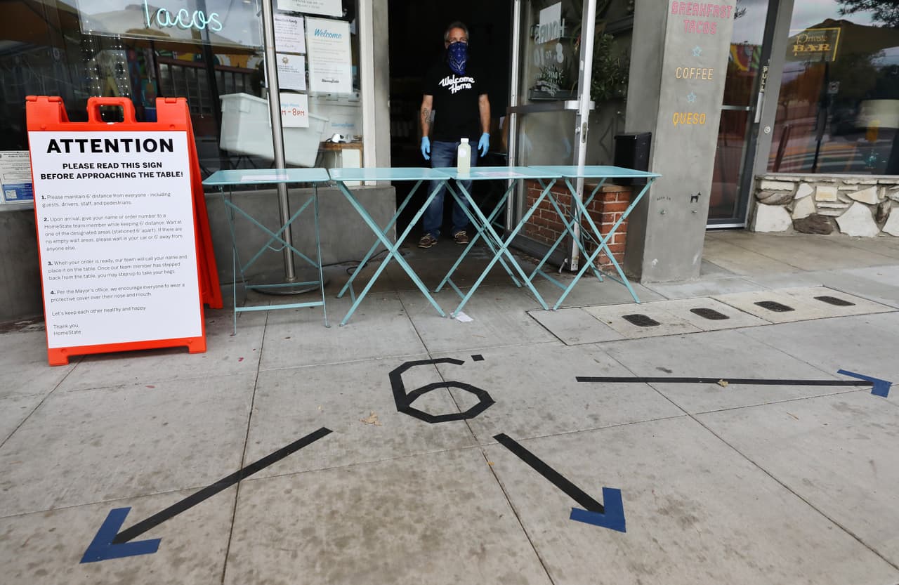 Bloquee físicamente la barra y retirar o bloquear los taburetes de la barra para que los clientes no puedan sentarse ni ordenar en el bar en sí.