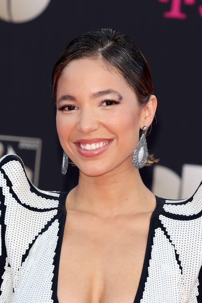 <b>The Change</b>
<br>Una de las reglas para lucir aún más cualquier tipo de escote es recoger de manera total o parcial el cabello para así dar ese efecto de tener unos centímetro de más.