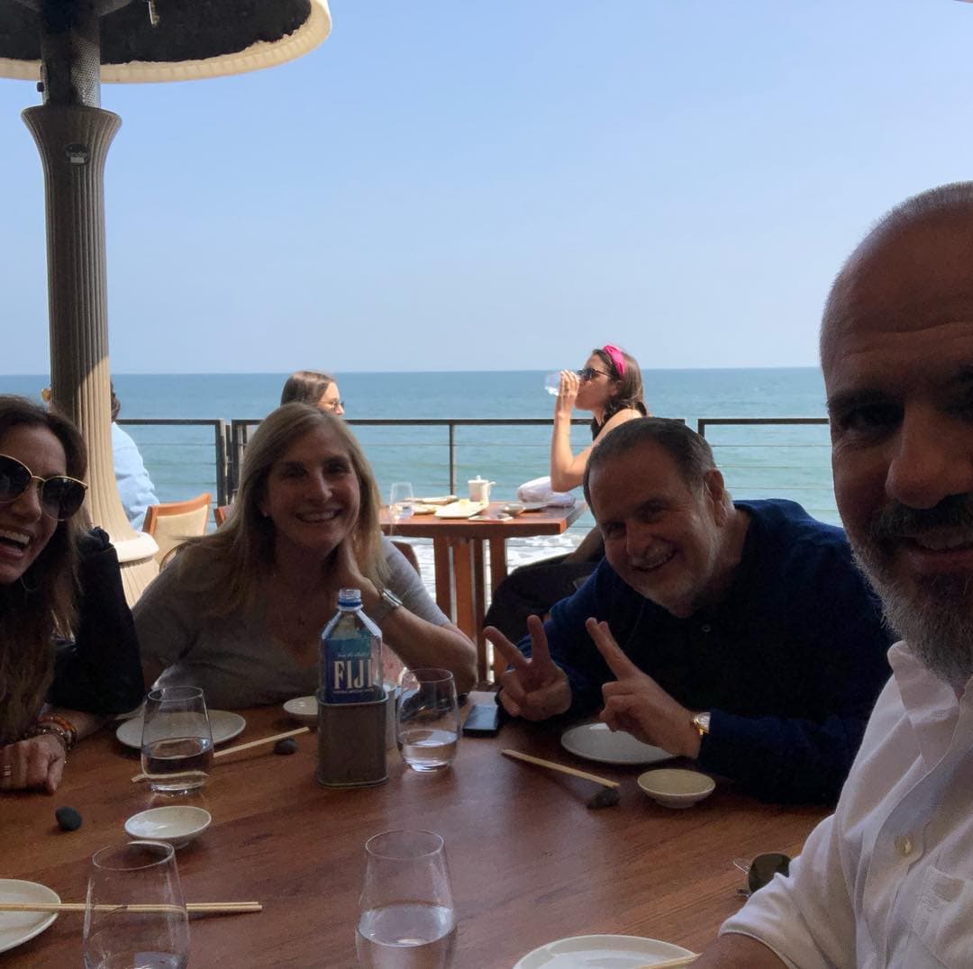 Y se reunieron para almorzar en un restaurante a orillas del mar con Raúl de Molina y su esposa, Millie.