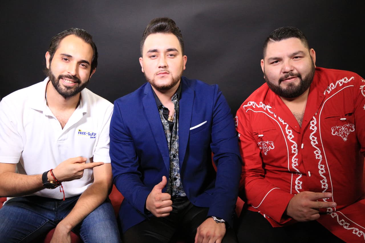 El par de locutores casi se puso a cantar al ritmo de 'La niña más linda' con Kevin Ortiz.