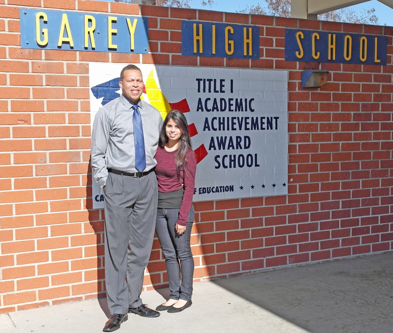 Joven latina en la élite de los alumnos de Español