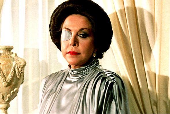 Es comprensible que María Rubio viera a Catalina Creel como una especie de maldición pues, después de interpretarla, pasó cinco años sin que le dieran trabajo.
<b><a href="https://www.univision.com/entretenimiento/muere-maria-rubio-la-actriz-que-interpreto-a-catalina-creel-en-cuna-de-lobos">Este 1 de marzo la primera actriz falleció</a></b> así que recordamos los personajes que también la inmortalizaron en la televisión.